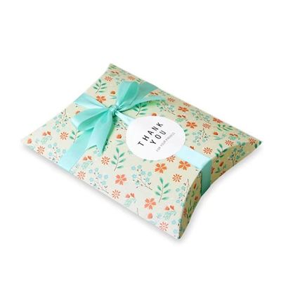 Hot foil/UV/varnish surface finish kotak bantal kertas kecil kemasan untuk pernikahan