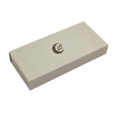 Kotak kemasan magnetik bergaya putih berlapis UV Kotak hadiah magnetik untuk stiker