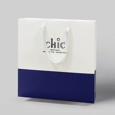 Tote Kantong Belanja Kertas Perak Stamping Dengan Genggam Untuk Pakaian Garmen