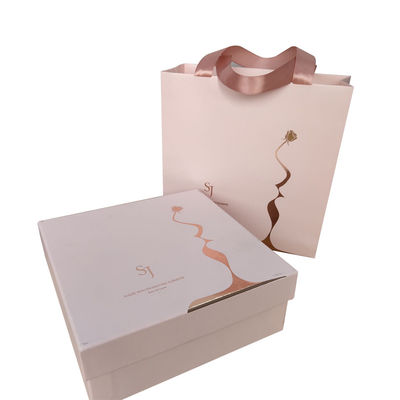 Luxury Custom Logo Gold Foil Printed Kraft Paper Shopping Packaging Bag untuk Sepatu Pakaian