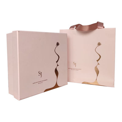 Luxury Custom Logo Gold Foil Printed Kraft Paper Shopping Packaging Bag untuk Sepatu Pakaian
