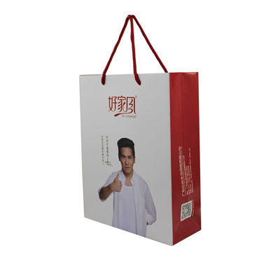 Kantong belanja kertas khusus yang didaur ulang dengan pegangan laminasi matte / mengkilap