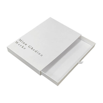 Kotak kemasan hadiah putih kecil