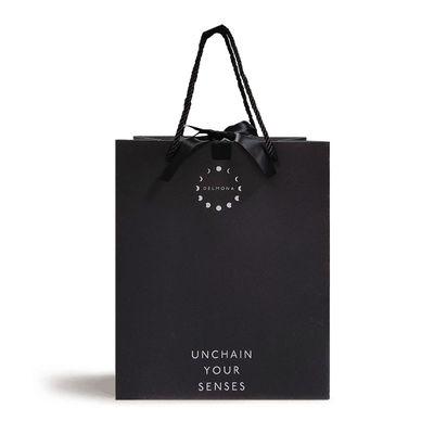 Desain Custom Mewah Hitam Matte Kertas tebal Kemasan Pakaian Kantong Belanja Hadiah Dengan Ribbon Logo dan Genggam