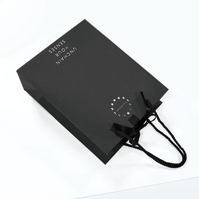 Desain Custom Mewah Hitam Matte Kertas tebal Kemasan Pakaian Kantong Belanja Hadiah Dengan Ribbon Logo dan Genggam