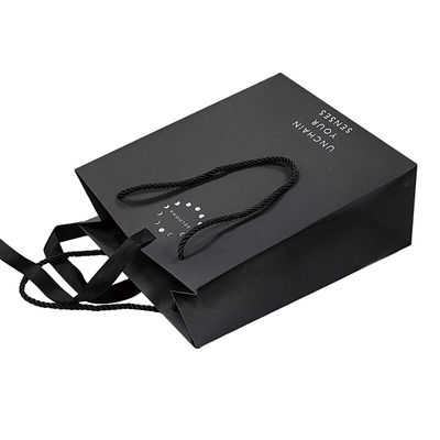 Desain Custom Mewah Hitam Matte Kertas tebal Kemasan Pakaian Kantong Belanja Hadiah Dengan Ribbon Logo dan Genggam