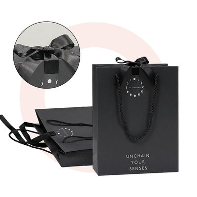 Desain Custom Mewah Hitam Matte Kertas tebal Kemasan Pakaian Kantong Belanja Hadiah Dengan Ribbon Logo dan Genggam