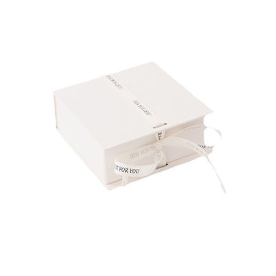 Logo Ribbon Putih Kotak Hadiah Lipat Make Up Pakaian Aksesoris Kertas Kental Dengan Laminasi Glossy