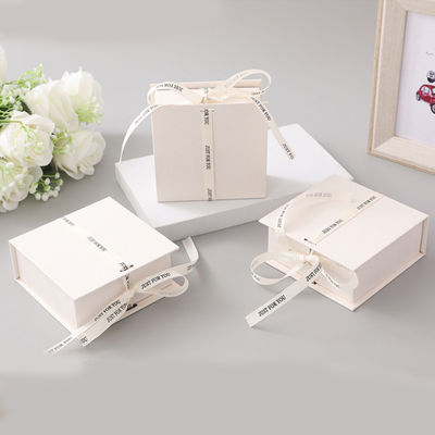 Logo Ribbon Putih Kotak Hadiah Lipat Make Up Pakaian Aksesoris Kertas Kental Dengan Laminasi Glossy