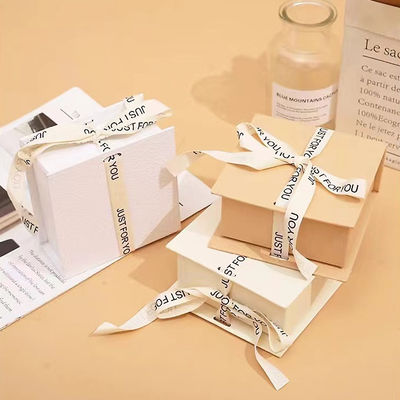 Logo Ribbon Putih Kotak Hadiah Lipat Make Up Pakaian Aksesoris Kertas Kental Dengan Laminasi Glossy