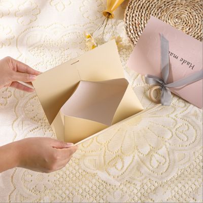 Logo yang disesuaikan kotak lipat unik parfum mewah kemasan keras untuk parfum kosmetik pakaian dan perhiasan