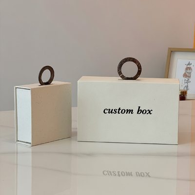 Kotak Presentasi Magnetik Desain Personalisasi Putih Perhiasan Kalung Logo Kustom Cincin Anting Kalung Gelang Kemasan Kotak Kertas