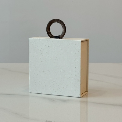 Kotak Presentasi Magnetik Desain Personalisasi Putih Perhiasan Kalung Logo Kustom Cincin Anting Kalung Gelang Kemasan Kotak Kertas