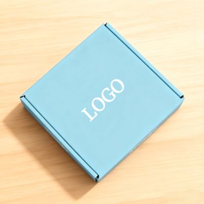 Kotak Kertas Bergelombang Kustom Untuk Sepatu Pakaian Lipat Pesawat Pengiriman Dan Pengemasan Dengan Laminasi Glossy Sponge Liner