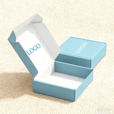 Kotak Kertas Bergelombang Kustom Untuk Sepatu Pakaian Lipat Pesawat Pengiriman Dan Pengemasan Dengan Laminasi Glossy Sponge Liner