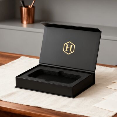 Custom Paper Box Wholesale Packaging Magnetic Gift Box Black Paperboard Sponge Matt Laminasi untuk Kartu Olahraga